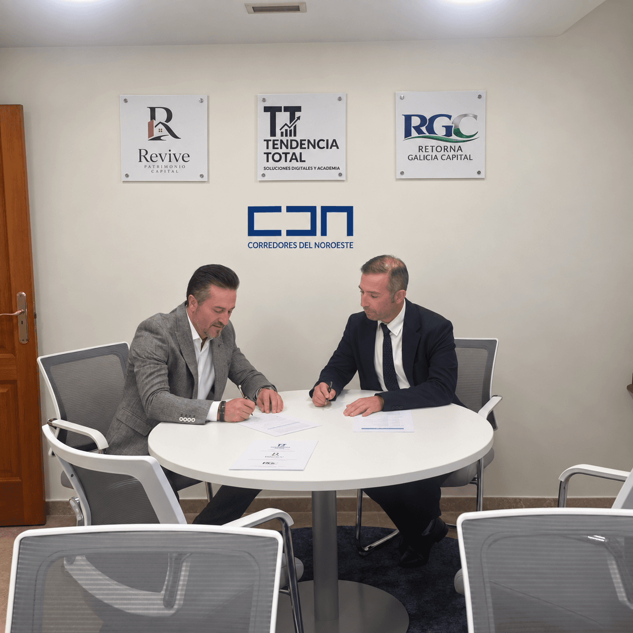 Firma de la alianza entre Retorna Galicia Capital y Corredores del Noroeste